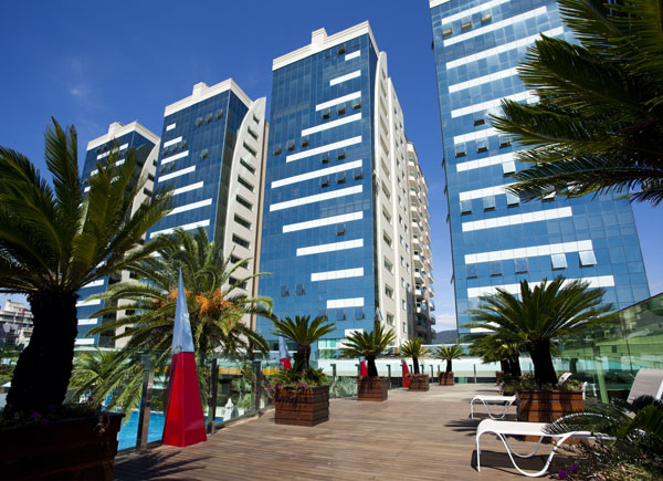 Villa dos Corais em Itapema: um home club frente ao mar na Praia Central